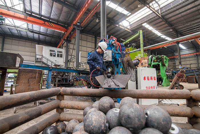 丹阳网架配件-螺栓球加工车间